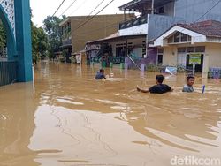 Video: Banjir Terjang Rawajati Jaksel, Rumah-Mobil Taksi Terendam