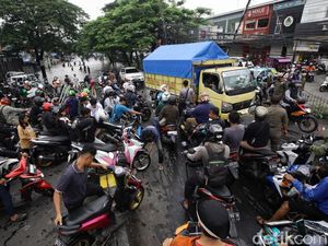 Banjir di Ciledug Mulai Surut, Jalanan Kusut