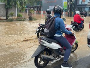 Lalu Lintas Jalan Ahmad Yani Bekasi Macet Parah Akibat Banjir