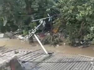 Banjir Landa Perumahan di Bekasi, Air Hampir Masuk Lantai 2 Rumah Warga