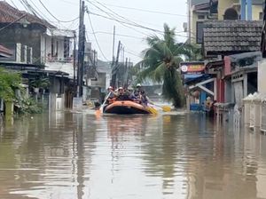 Video Cerita Warga Dievakuasi dari Banjir di Villa Nusa Indah: Jendela Dijebol Video Cerita Warga Dievakuasi dari Banjir di Villa Nusa Indah: Jendela Dijebol