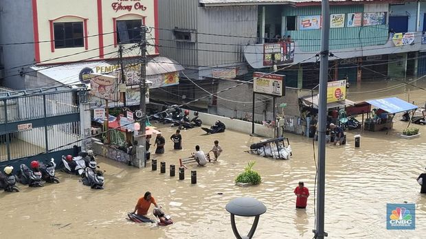 Banjir melanda Stasiun Bekasi dengan luapan air yang mengganggu perlintasan di Stasiun Bekasi, Jawa Barat, Selasa (4/3/2025).  (CNBC Indonesia/Chandra Dwi)