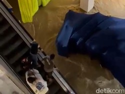 Pengunjung Lari Berhamburan saat Banjir Masuk Mal Mega Bekasi