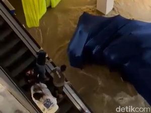 Pengunjung Lari Berhamburan saat Banjir Masuk Mal Mega Bekasi Pengunjung Lari Berhamburan saat Banjir Masuk Mal Mega Bekasi