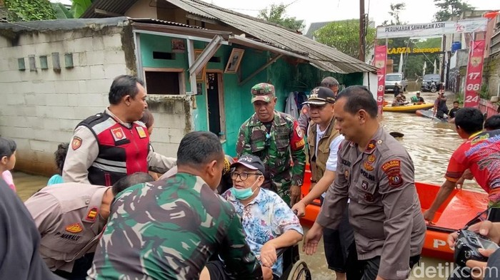 TNI-Polri Evakuasi Warga Sawangan Korban Banjir 1,5 Meter Saat Mau Cuci Darah