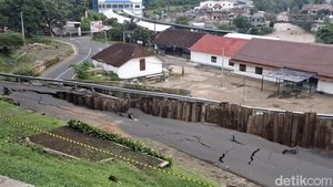 Potret Jalan ke Stasiun Batutulis Bogor Putus Akibat Longsor