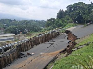 Horor Longsor Berujung Penutupan Akses ke Stasiun Batutulis Bogor