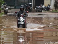 Bruuum! Pemotor Nekat Terobos Banjir di Cirendeu Permai Jaksel