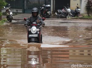Bruuum! Pemotor Nekat Terobos Banjir di Cirendeu Permai Jaksel Bruuum! Pemotor Nekat Terobos Banjir di Cirendeu Permai Jaksel