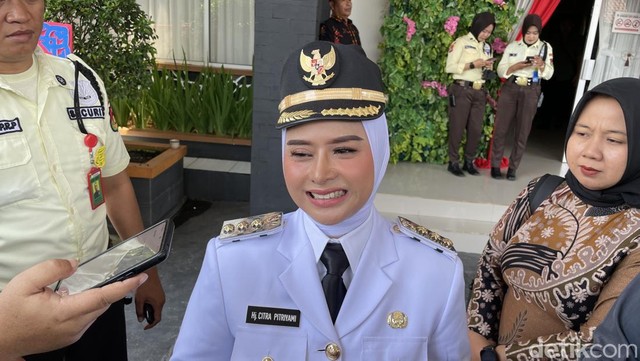 Gosip Terkini Selebriti Insertlive : Sosok Bupati Termiskin di Indonesia Ternyata Kakak Cakra Khan