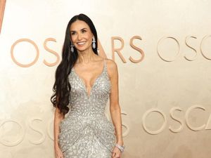 Demi Moore Glowing di Oscar 2025, Ini 10 Produk Makeup yang Dipakainya Demi Moore Glowing di Oscar 2025, Ini 10 Produk Makeup yang Dipakainya
