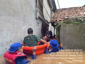 Petugas Evakuasi Bayi Terjebak Banjir di Jatinegara Jaktim Petugas Evakuasi Bayi Terjebak Banjir di Jatinegara Jaktim