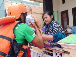 Naik Perahu Karet, Tim SAR Evakuasi Bayi dari Lokasi Banjir di Bogor