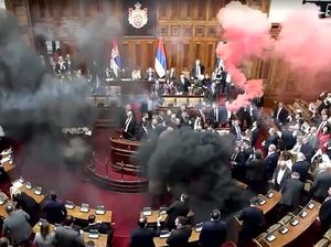 Video: Parlemen Serbia Chaos, Partai Oposisi Lempar Granat Asap di Tengah Rapat Video: Parlemen Serbia Chaos, Partai Oposisi Lempar Granat Asap di Tengah Rapat