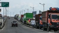 Potret Macet Parah di Jalan Raya Narogong Imbas Banjir Bekasi