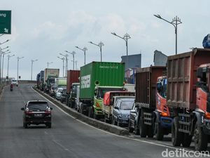 Potret Macet Parah di Jalan Raya Narogong Imbas Banjir Bekasi