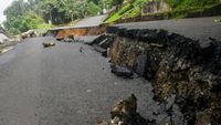 Jalan Utama Menuju Stasiun Batu Tulis Ambles