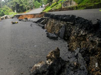 Jalan Utama Menuju Stasiun Batu Tulis Ambles