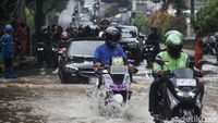 Jalan Puri Mutiara Raya Jaksel Tergenang, Lalin Macet
