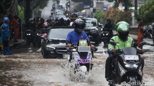 Jalan Puri Mutiara Raya Jaksel Tergenang, Lalin Macet