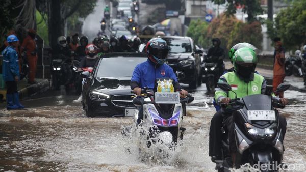 Jalan Puri Mutiara Raya Jaksel Tergenang, Lalin Macet
