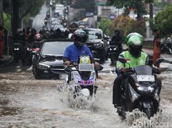 Jalan Puri Mutiara Raya Jaksel Tergenang, Lalin Macet