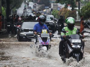 Jalan Puri Mutiara Raya Jaksel Tergenang, Lalin Macet Jalan Puri Mutiara Raya Jaksel Tergenang, Lalin Macet