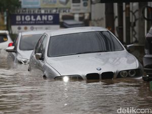 Jalan Raya Pekayon Banjir, Lalu Lintas Terputus