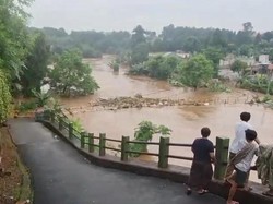 Kali Ciliwung Meluap, Jembatan di Poltangan Tiba-tiba Menghilang