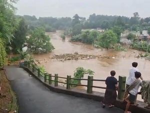 Kali Ciliwung Meluap, Jembatan di Poltangan Tiba-tiba Menghilang Kali Ciliwung Meluap, Jembatan di Poltangan Tiba-tiba Menghilang