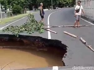 Video Jembatan Kemang Pratama Bekasi Amblas Digerus Banjir