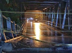 Jembatan Loji-Badami Hampir Putus, Warga Terpaksa Tutup Akses