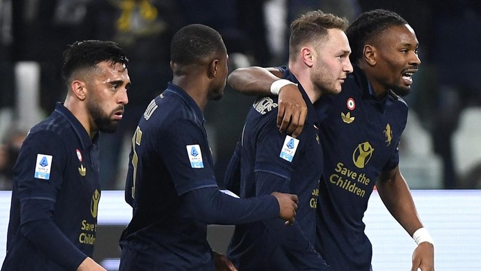 Soccer Football - Serie A - Juventus v Hellas Verona - Allianz Stadium, Turin, Italy - March 3, 2025 Juventus Teun Koopmeiners celebrates scoring their second goal with Khephren Thuram REUTERS/Massimo Pinca
