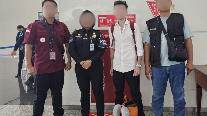 Kantor Imigrasi Singaraja mendeportasi WN Turki berinisial AK karena melampaui masa berlaku izin tinggal atau overstay selama 40 hari. (Foto: Dok. Imigrasi Singaraja) Kantor Imigrasi Singaraja mendeportasi WN Turki berinisial AK karena melampaui masa berlaku izin tinggal atau overstay selama 40 hari. (Foto: Dok. Imigrasi Singaraja)