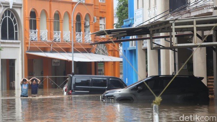 Kawasan Elit Grand Galaxy Bekasi Terendam Banjir Kawasan elit Grand Galaxy City, Kota Bekasi, Jawa Barat, terendam banjir, Selasa (4/3/2025). Ketinggian air mencapai 1,25 meter.