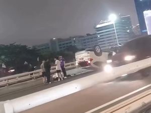 Video: Kecelakaan Depan Mal Citraland, Mobil CR-V Terbalik di Tol Tanjung Duren