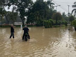 Kompleks Kebanjiran, Basuki Naik Motor Terjang Banjir Cari Biang Keroknya