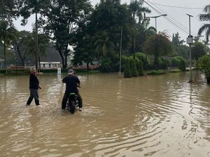 Kompleks Kebanjiran, Basuki Naik Motor Terjang Banjir Cari Biang Keroknya Kompleks Kebanjiran, Basuki Naik Motor Terjang Banjir Cari Biang Keroknya