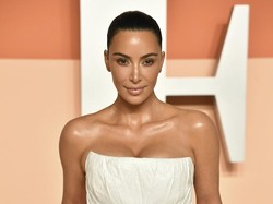 Gaya Kim Kardashian di After Party Oscars 2025 Tuai Kritik, Mirip Seprai Kusut
