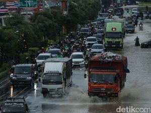 Banjir Surut, Jalan Ahmad Yani Bekasi Sudah Dapat Dilintasi Pagi Ini Banjir Surut, Jalan Ahmad Yani Bekasi Sudah Dapat Dilintasi Pagi Ini