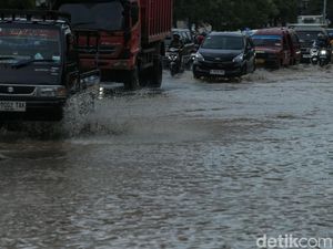 Buat Pengguna Mobil Matic, Ini Tips Aman Berkendara Menerobos Banjir