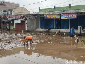 Banjir Besar Vila Nusa Indah Bekasi Tinggalkan Lumpur Tebal