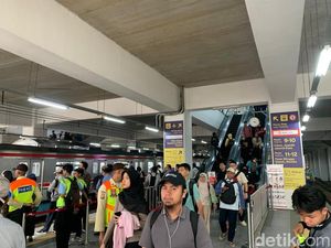 Keluh Pekerja Pulang ke Bekasi: Capek Harus Beberes Rumah karena Banjir Keluh Pekerja Pulang ke Bekasi: Capek Harus Beberes Rumah karena Banjir