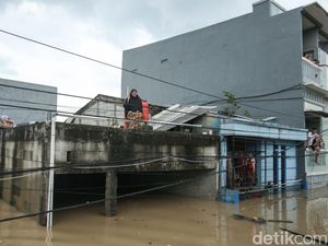 Kondisi Terkini Banjir di PGP Bekasi, Warga Menunggu Dievakuasi