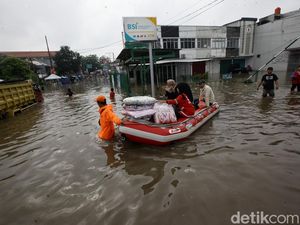 Lalu Lintas Terputus Akibat Banjir di Jurangmangu, Tangsel Lalu Lintas Terputus Akibat Banjir di Jurangmangu, Tangsel