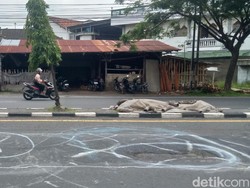 Awas! Lubang Jalan Jogja-Solo di Klaten Bikin Pemotor Berjatuhan