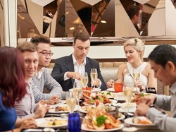 Ancaman Senior gegara Karyawan Tolak Bayar Rp 700 Ribu untuk Acara Makan Malam