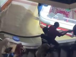 Banjir Masuk Mal Mega Bekasi, Pengunjung Lari Berhamburan