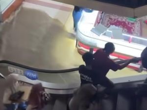 Banjir Masuk Mal Mega Bekasi, Pengunjung Lari Berhamburan