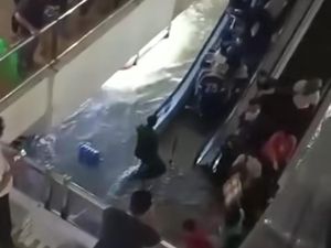 Bekasi Lumpuh, Netizen Kaget Banjir Masuk ke Mall Bekasi Bekasi Lumpuh, Netizen Kaget Banjir Masuk ke Mall Bekasi